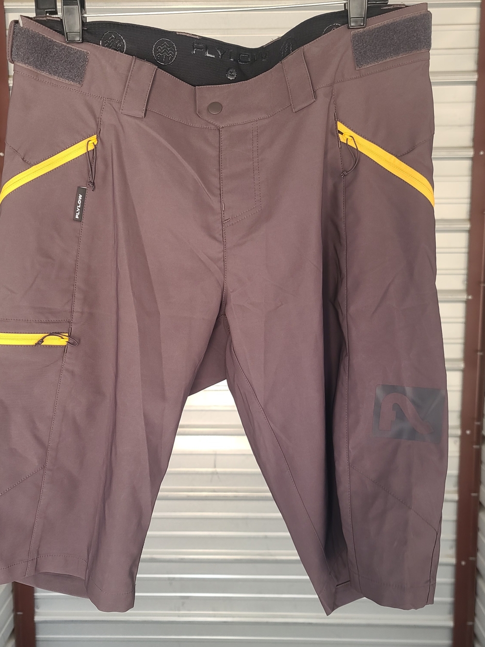 Flylow Deckard Mens Large Technical Mountain Bike Shorts with Yellow Zippers